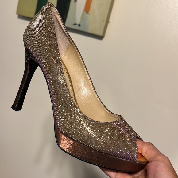 Open toe gold shoes with purple hue. High heeled shoes. - Picture 4 of 5